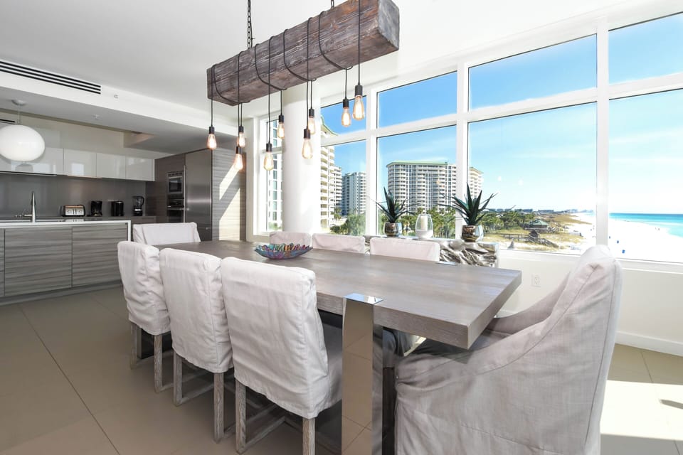 1900 Ninety Eight 401 - Dining Area