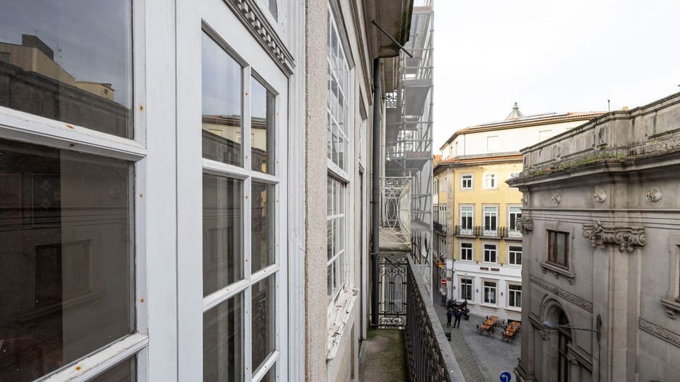 Offers a captivating glimpse into the charming historical street below, perfect for feeling immersed in the local atmosphere right from your window. Imagine sipping your morning coffee while watching the city awaken, or enjoying the evening buzz.