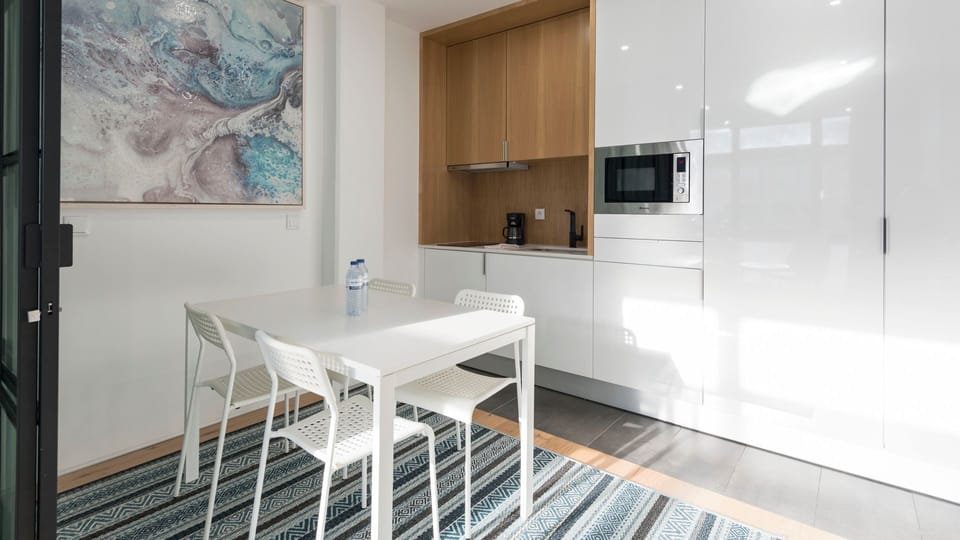 Kitchenette + dining area