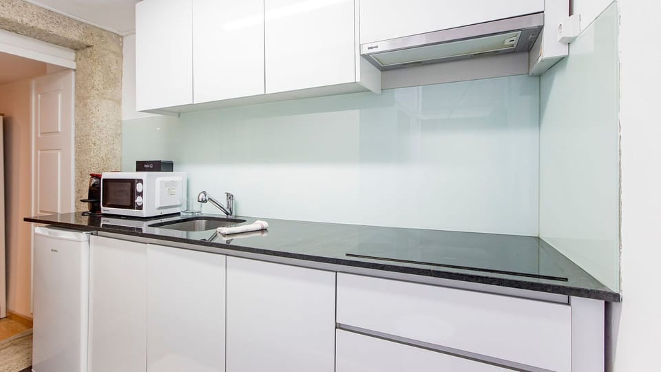 Kitchen with all the key amenities you need #airbnb #porto #downtown