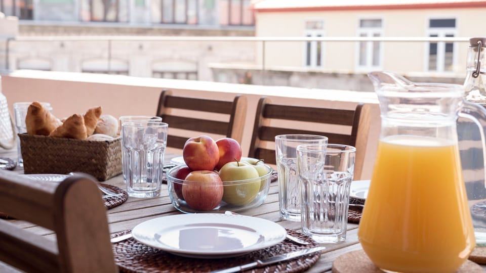 Start your day with a delightful breakfast on the spacious terrace, surrounded by a vibrant cityscape, perfect for savoring morning coffee and fresh fruit. This inviting outdoor space is ideal for planning your adventures or simply enjoying the fresh air.
