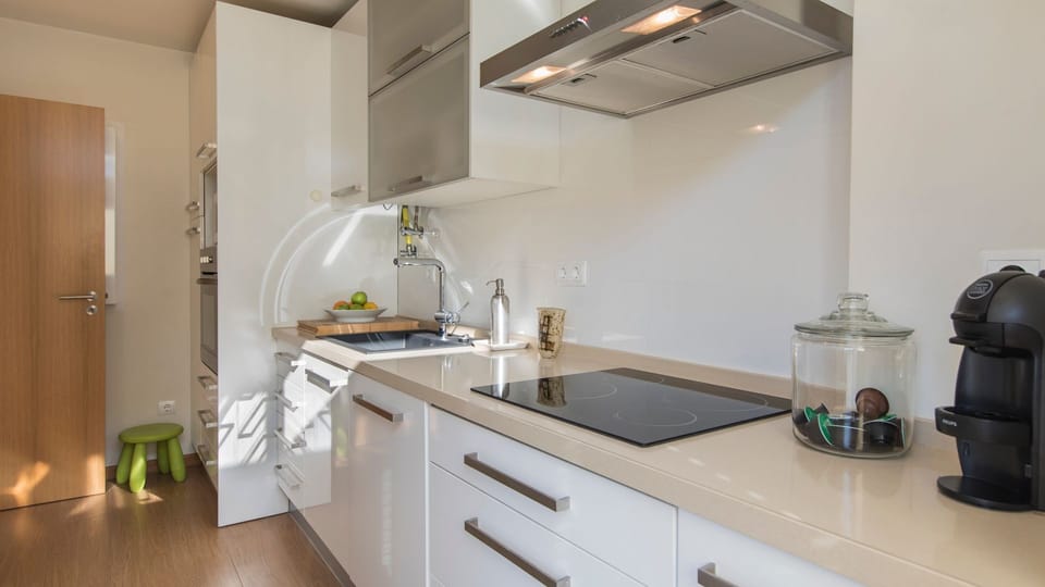 Prepare delicious meals in this sleek, modern kitchen equipped with high-end appliances and ample counter space. Enjoy the convenience of a built-in stovetop and an espresso machine for your morning coffee fix.
#ModernKitchen #SleekDesign #EspressoMachine