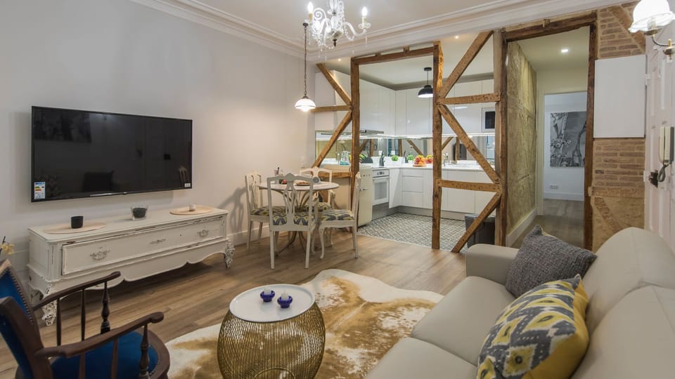 Airy, elegant, and tastefully furnished — this open-concept living area is made for relaxed Lisbon evenings.
#Portugal #Lisbon #livingroomvibes #designapartment #midtermrental
