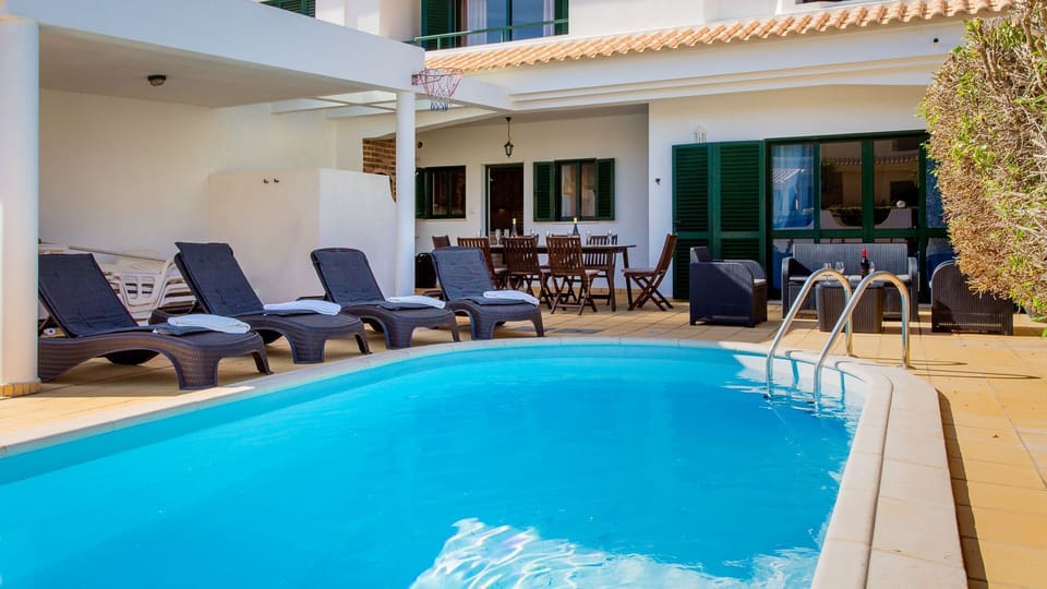 Shared pool #algarve #airbnb #relax