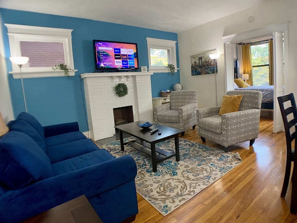 Free WiFi, Fast internet, Smart TV with free Spectrum Streaming service. Not a working fireplace.