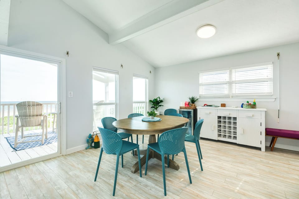 Comfortably sit up to 6 at the dining table