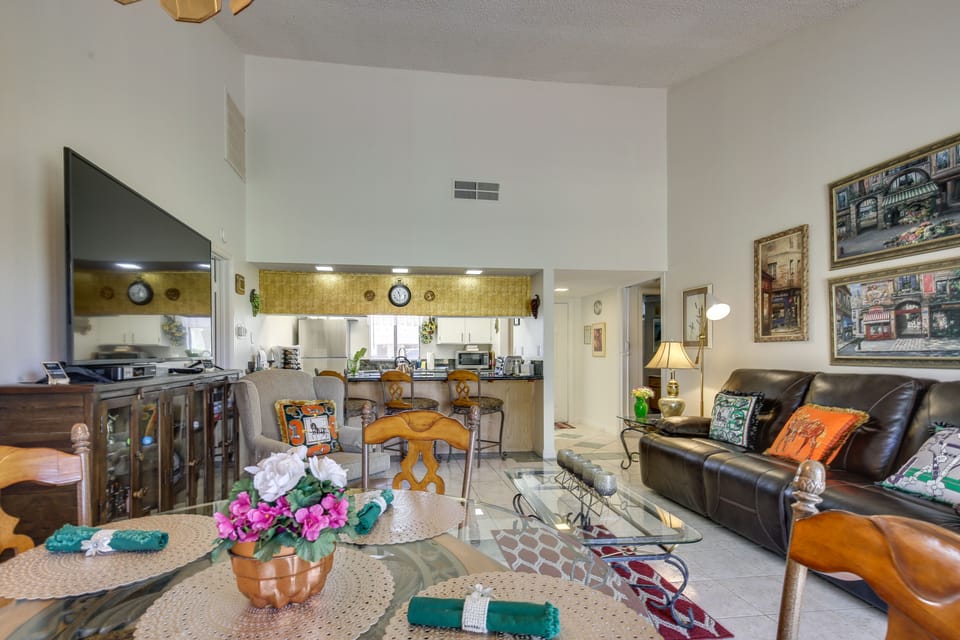 Living Room | Free WiFi | Central A/C & Heating | Smart TV