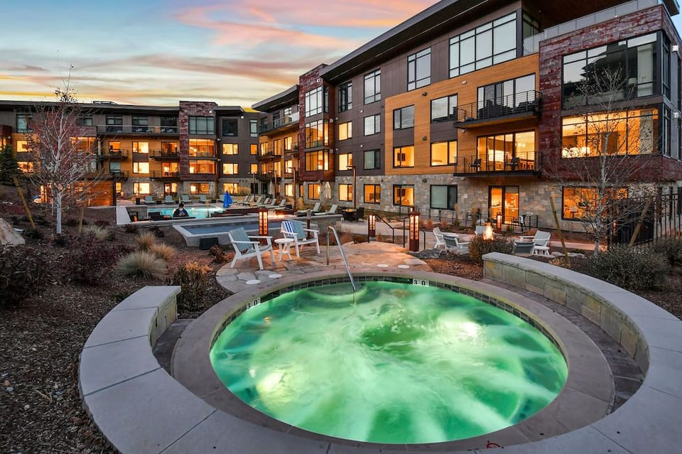 Enjoy the outdoor hot tub!