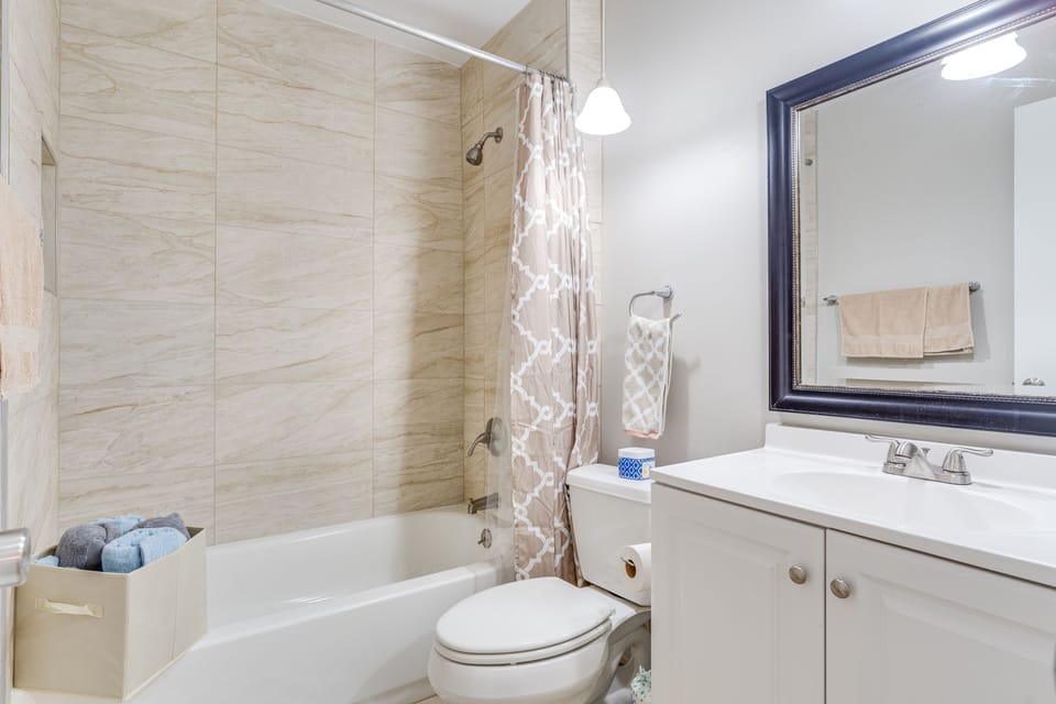 Full bathroom in hallway