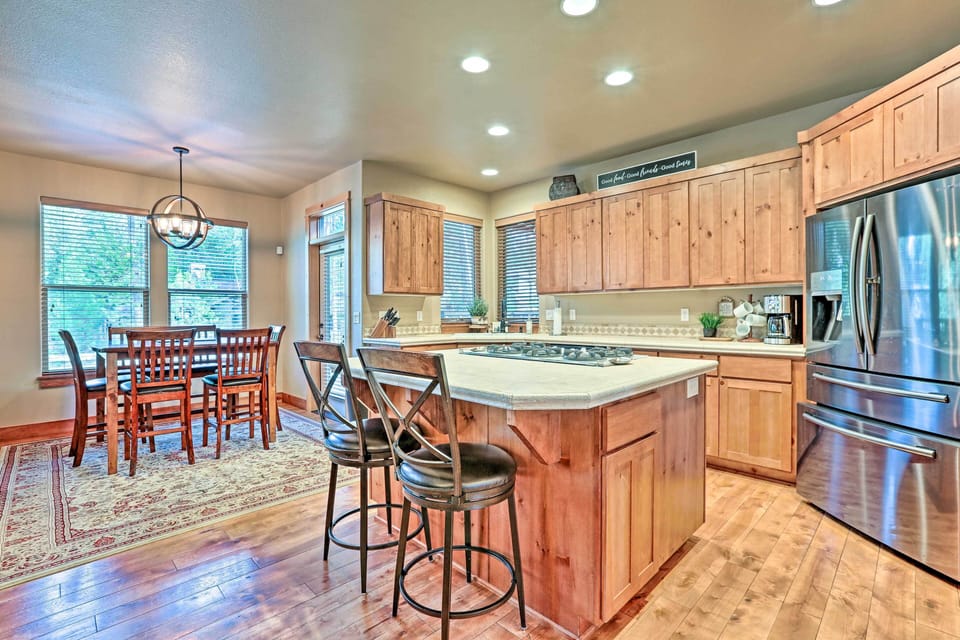 Kitchen | 2-Person Breakfast Bar | Ice Maker | Water Filter