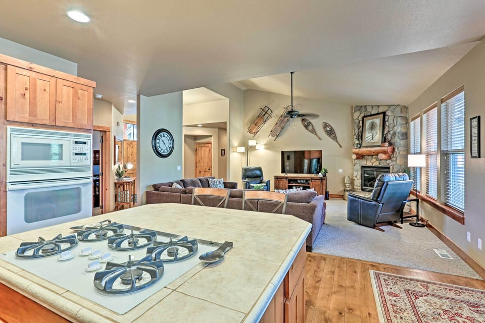 Kitchen & Living Area | Microwave