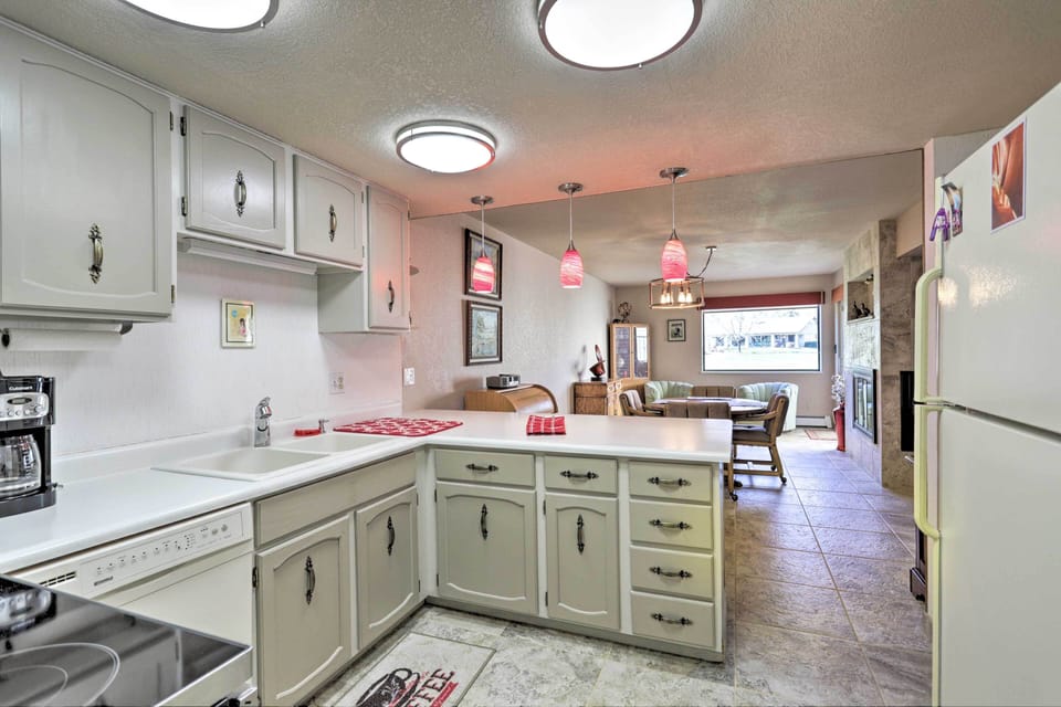 Kitchen | Ice Maker | Trash Bags | Paper Towels