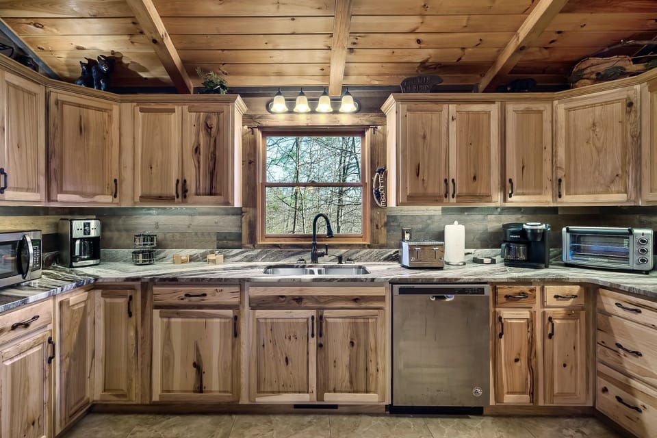 Kitchen w/ granite counters, stainless appliances, stocked with all you need
