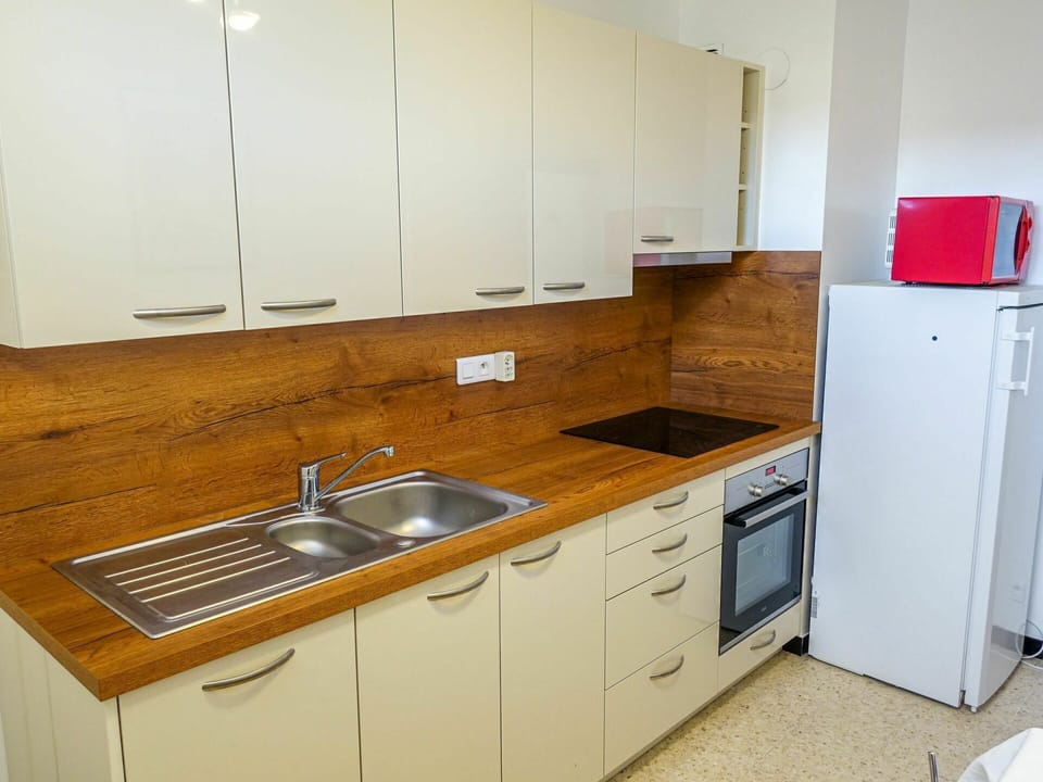 Tap, Kitchen Sink, Cabinetry, Sink, Property, Countertop, Plumbing Fixture, Building, Kitchen, Wood
