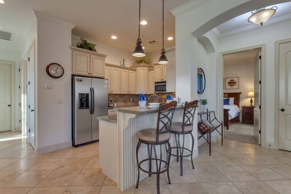 Kitchen and breakfast bar.