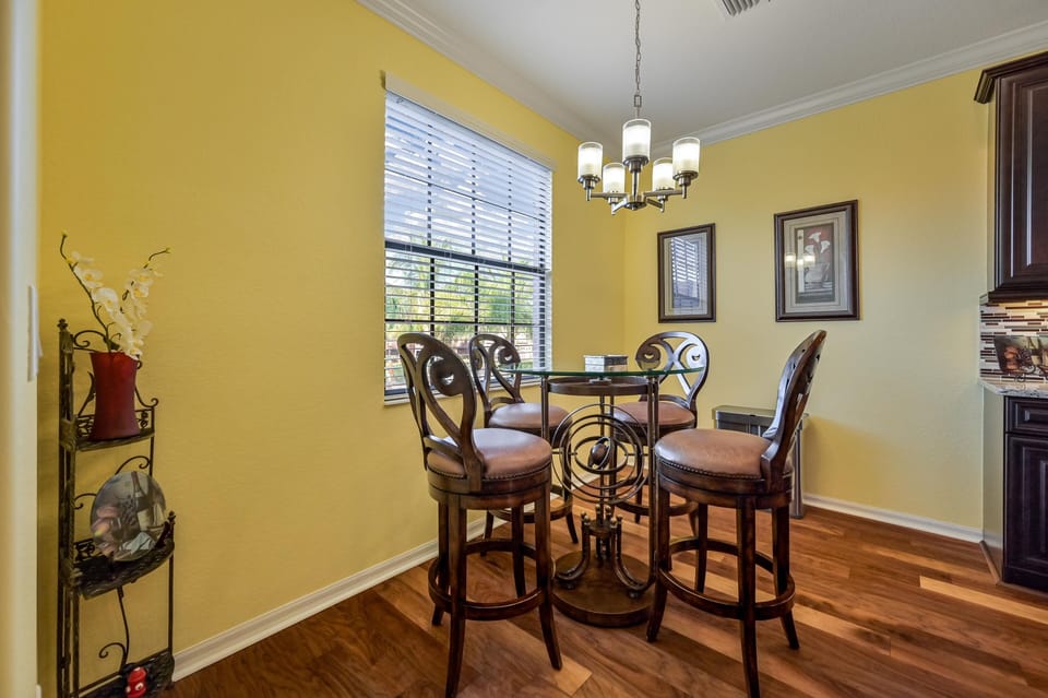 PAS3610 - Breakfast nook off the kitchen