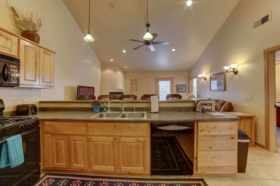 Full kitchen with peninsula bar seating for 5