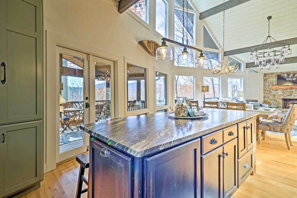 Kitchen | Breakfast Bar