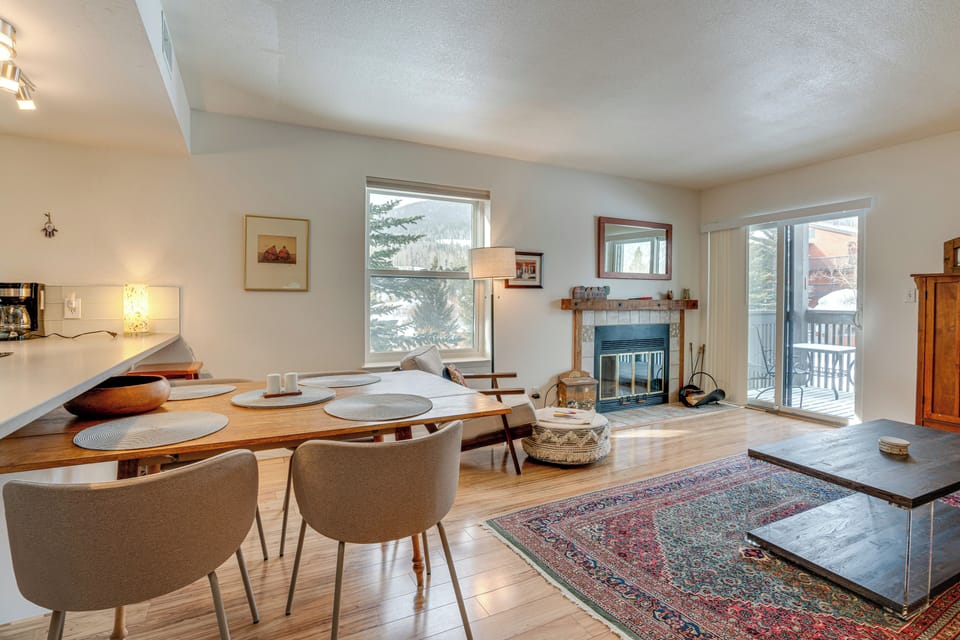 Dining Area | Dishes & Flatware Provided