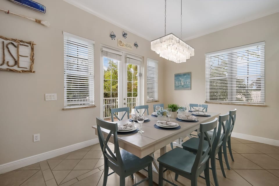 Spacious table for family dining