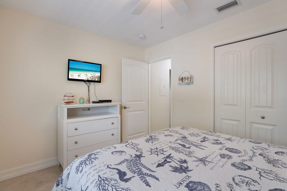 Second Bedroom - Queen