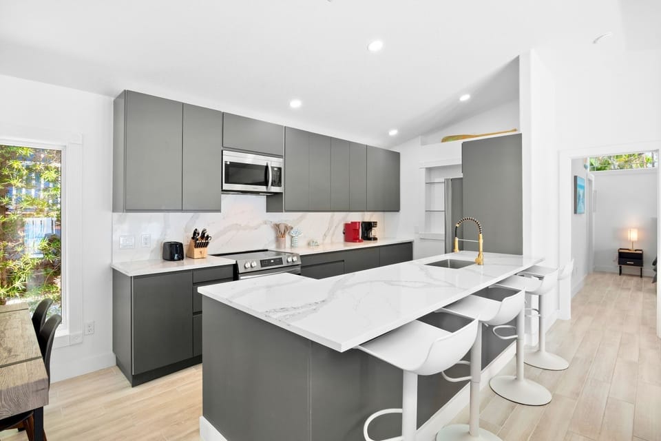 Fully Equipped Kitchen, Breakfast Bar