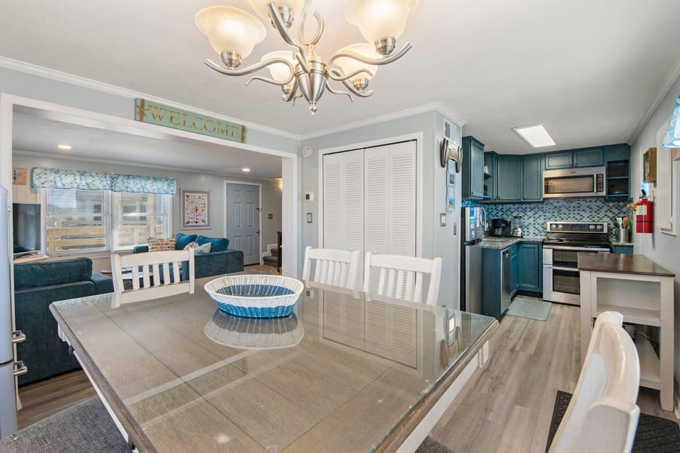 WJ2AN: Windjammer | Bottom Level Dining Area
