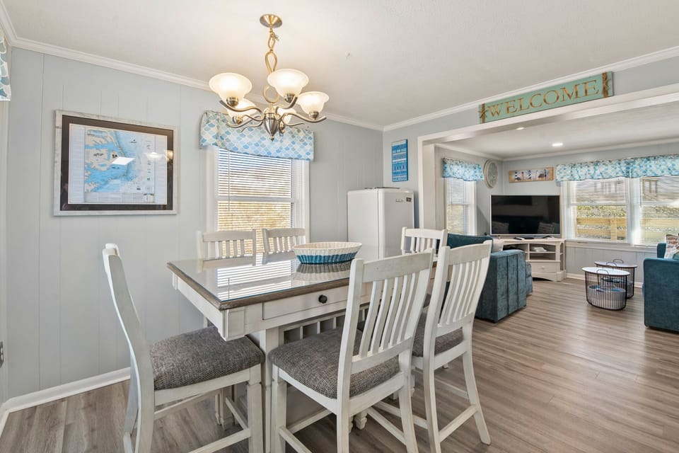 WJ2AN: Windjammer | Bottom Level Dining Area