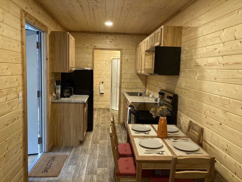 Kitchen ready for amazing cooking & eating. 