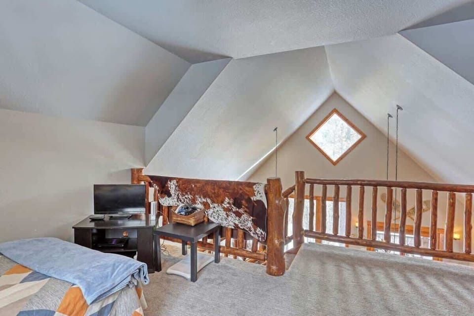 Upstairs loft with open overlook