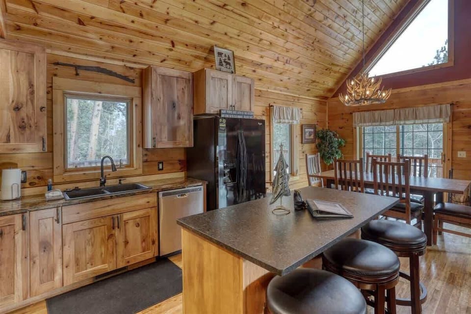 Fully equipped kitchen with seating for 3 at the breakfast bar