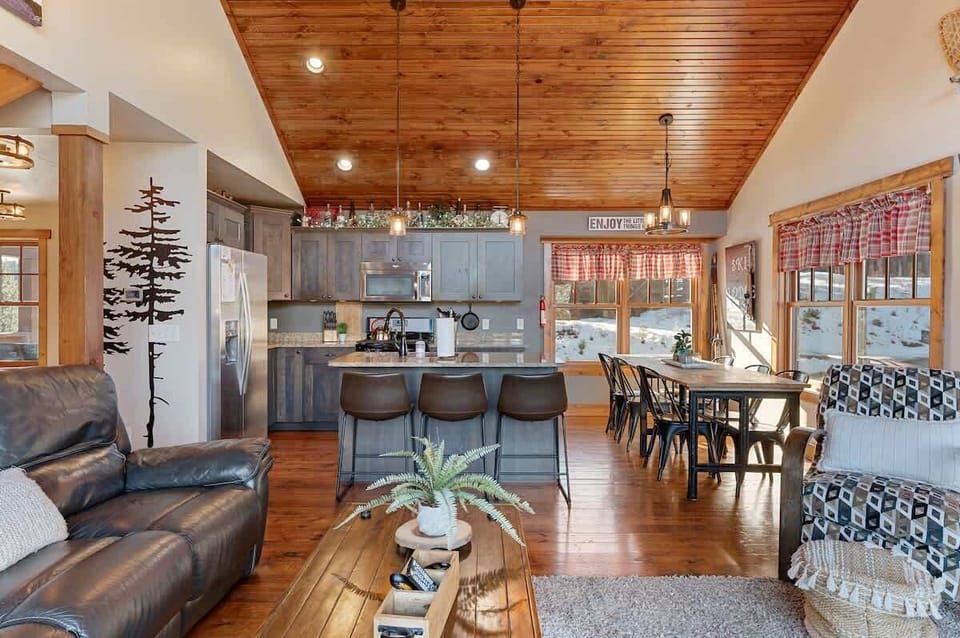Dining room with seating for 7