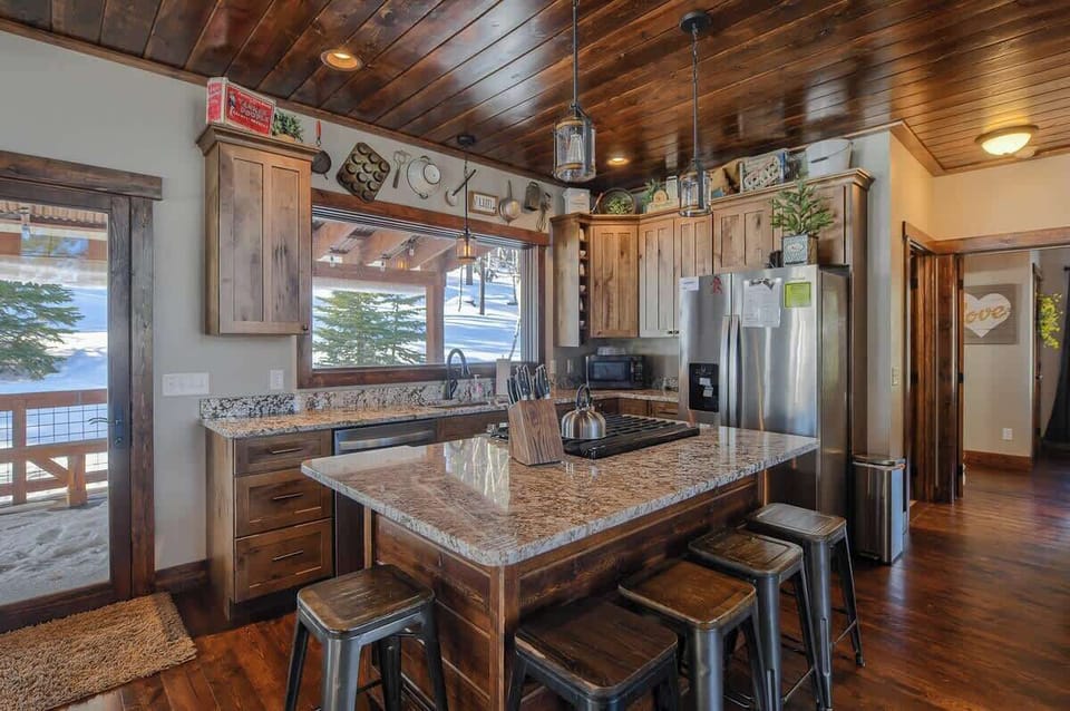 Kitchen and breakfast bar 