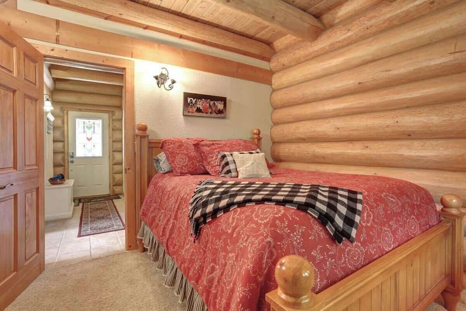 Dakota log Cabin bedroom with queen.