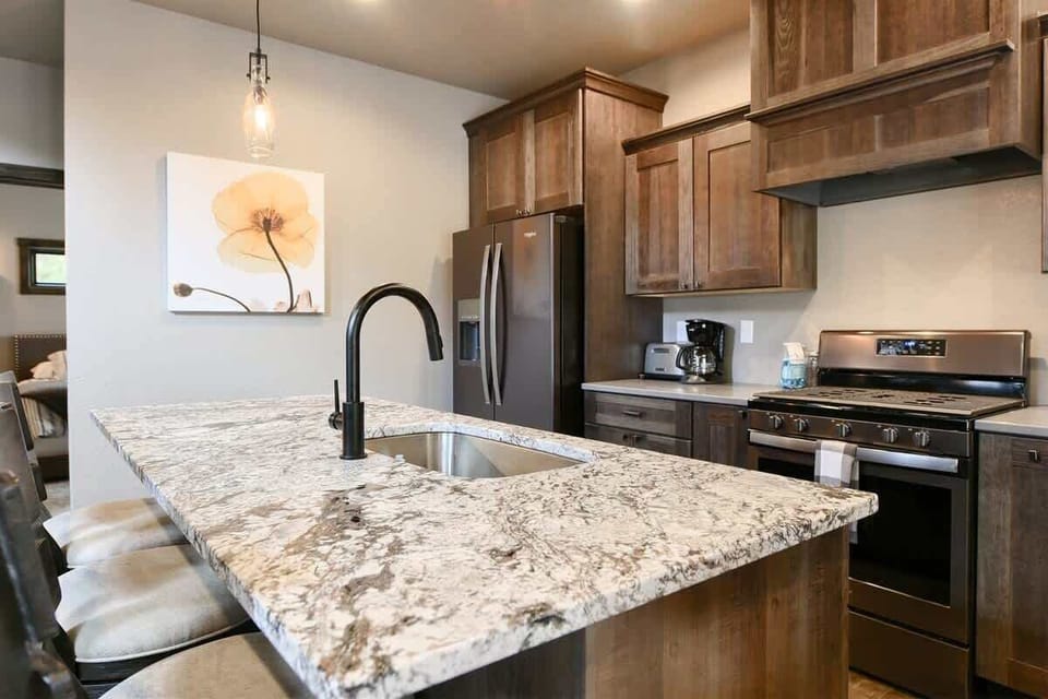 Iron Wood Lodge kitchen with granite counters. 