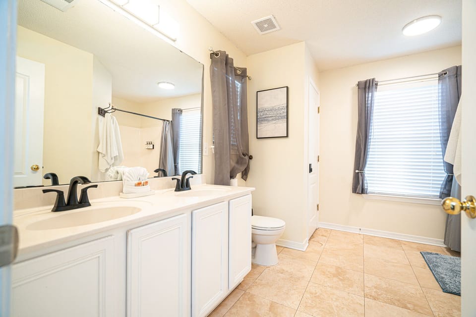 Ensuite master bathroom equipped with toiletries