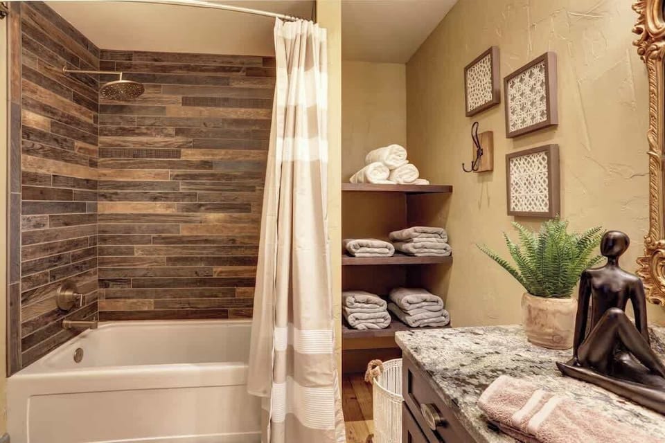Upstairs suite bathroom with shower/tub combo