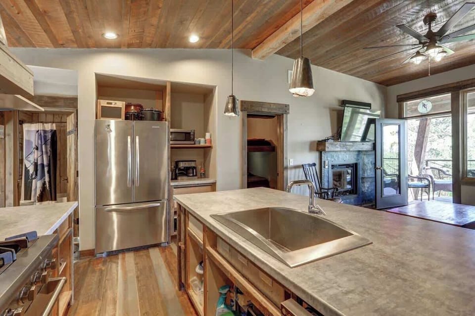 Kitchen and countertops