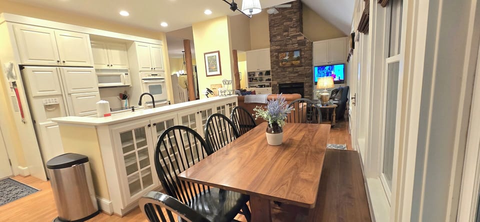 Eat-in kitchen