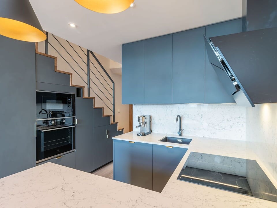 Countertop, Cabinetry, Property, Sink, Tap, Furniture, Plumbing Fixture, Wood, Interior Design, Architecture