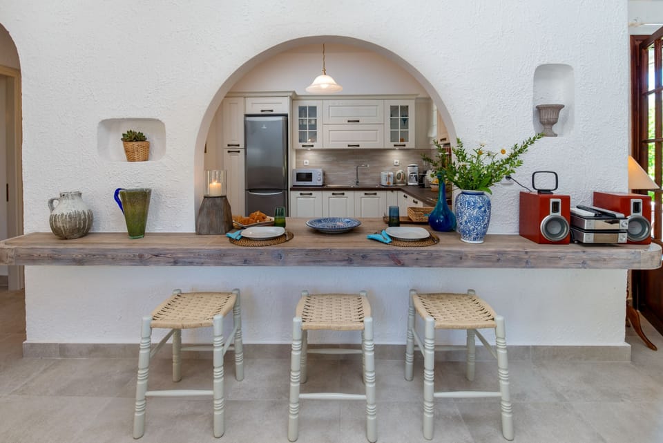 Beautfully finished breakfast bar