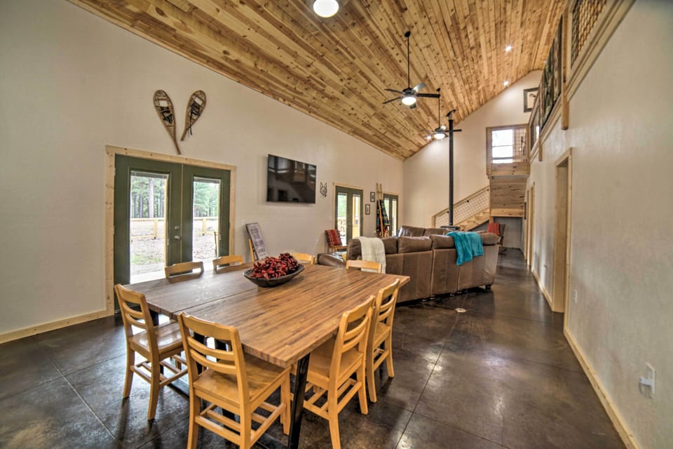 Dining Room | Dishware/Flatware Provided