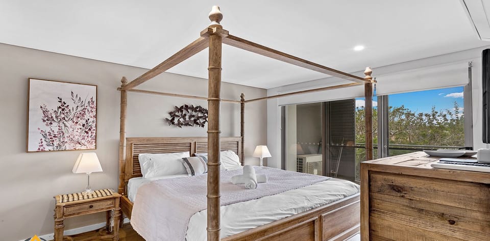 Master Bedroom w Balcony