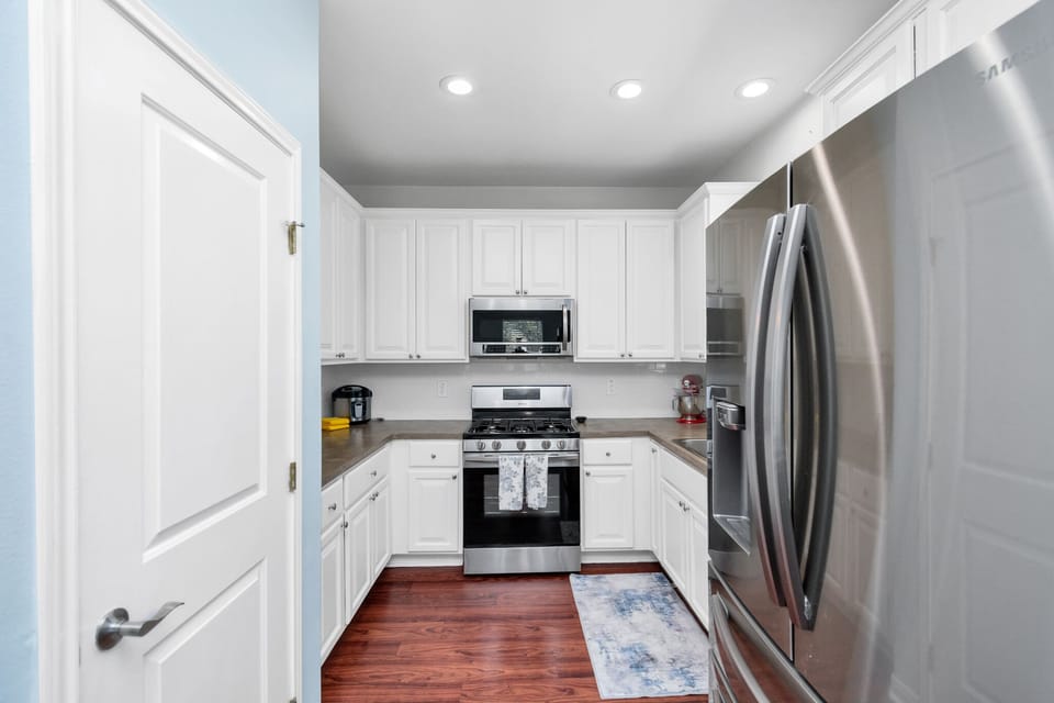 Fully stocked kitchen with full size refrigerator, oven, stove, and micro hood available for all your cooking needs. Double Sinks with view of the front yard !!! Large Pantry to store all your supplies and food !!