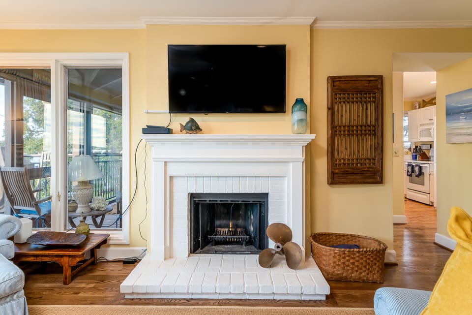 Wall mounted flat screen TV