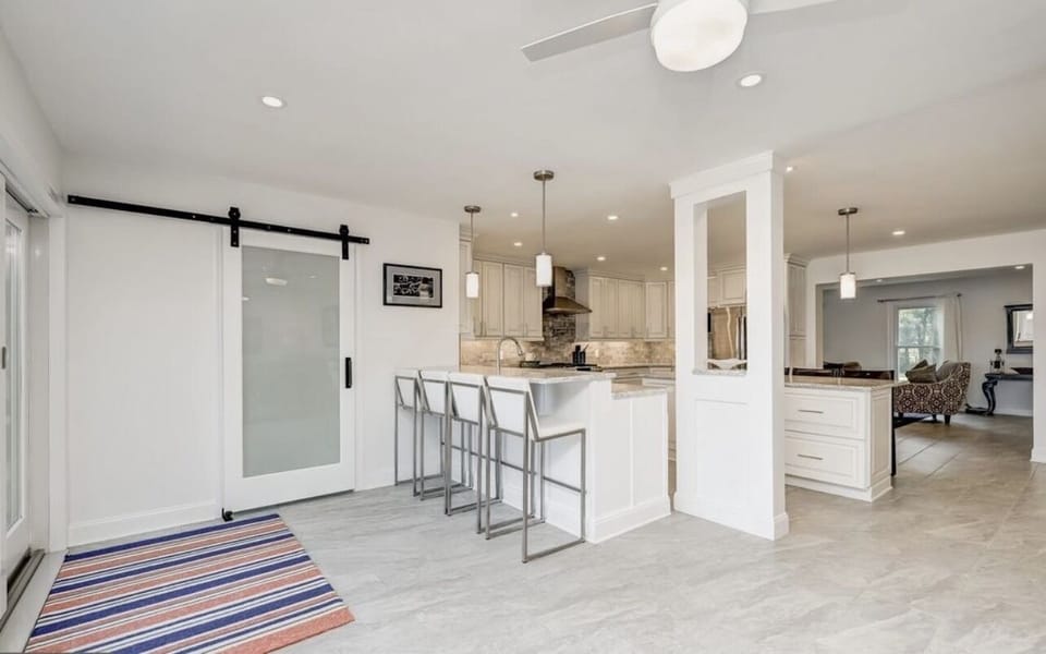 Kitchen and laundry entrance 