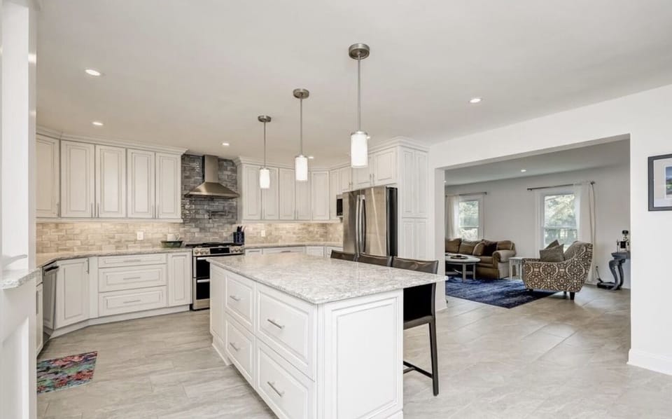 Chef’s dream kitchen. Gas stove, 2x oven, pot filler, coffee maker -cone filters