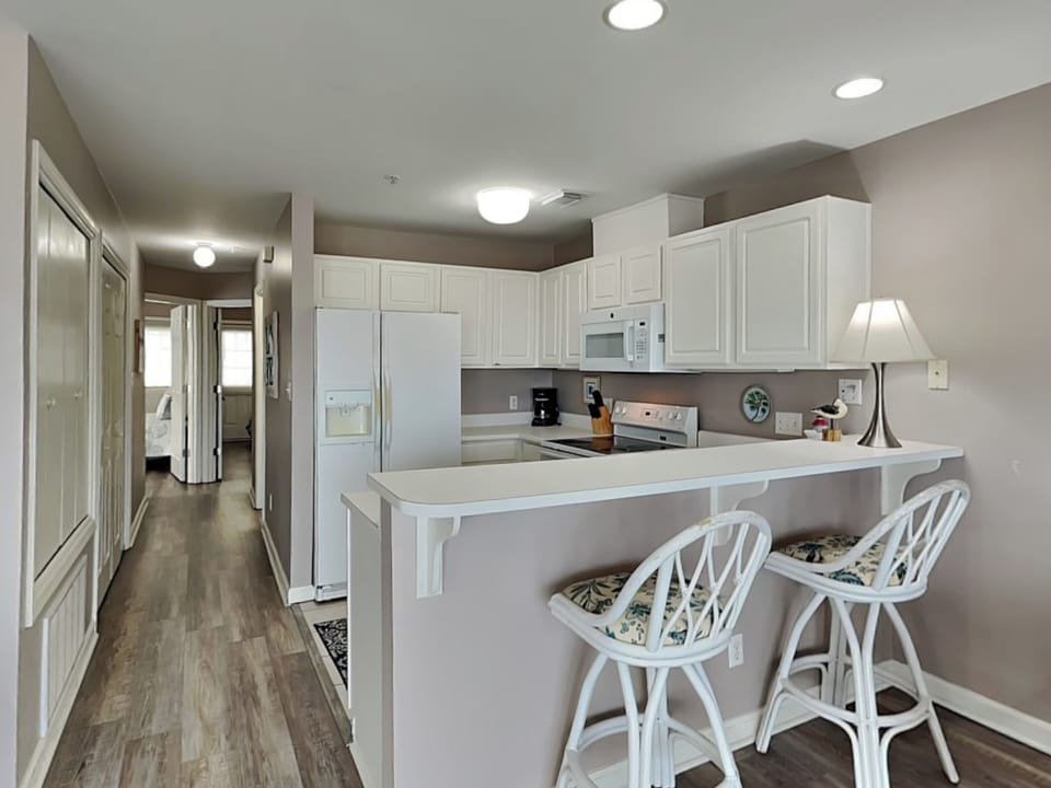 Full Kitchen with Breakfast Bar
