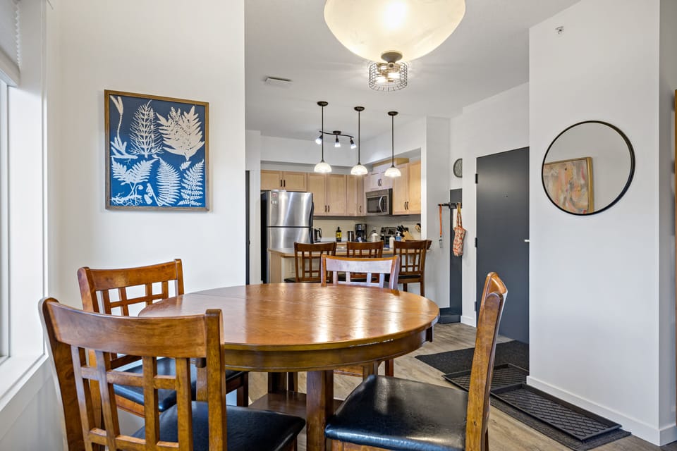 Dining area - table extends to sit 8