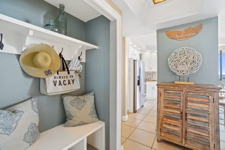 Entryway alcove. Drop your beach stuff at the door